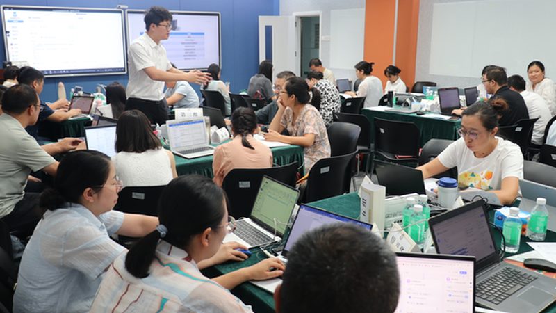 线上与线下考研培训费用解析：背后的逻辑与选择
